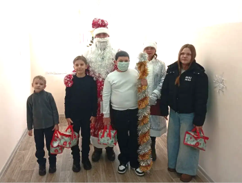 изображение_Новости_ded-moroz-i-snegurochka-vruchili-podarki-fonda-detyam-uchastnikov-svo-