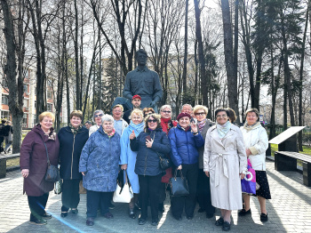 изображение_Новости_vypuskniki-fakulteta-khtie-vstretilis-u-pamyatnika-osnovatelyu-alma-mater