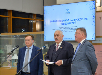 изображение_Новости_rektor-universiteta-professor-martynov-vnes-blagotvoritelnyy-vznos-na-grant-rektora