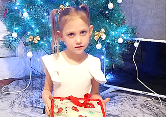 Дед Мороз и Снегурочка вручили подарки Фонда детям участников СВО  