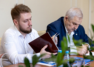 Председатель и член Общественного совета Фонда внесли благотворительные взносы