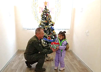 Дед Мороз и Снегурочка вручили подарки Фонда детям участников СВО  