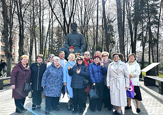 Выпускники факультета ХТиЭ встретились у памятника основателю Альма-матер