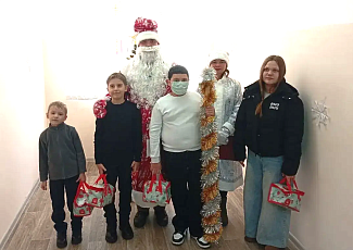 Дед Мороз и Снегурочка вручили подарки Фонда детям участников СВО  