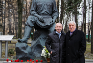 Члены Правления Фонда Почетные выпускники университета Николай Каплун и Роман Котенко оказали поддержку ветеранам ВОВ