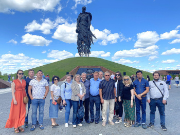 изображение_Новости_v-den-pamyati-i-skorbi-vypuskniki-i-prepodavateli-universiteta-posetili-rzhevskiy-memorial