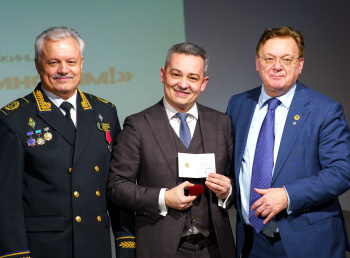 изображение_Новости_chlen-pravleniya-fonda-aleksandr-slavinskiy-podderzhal-alma-mater1