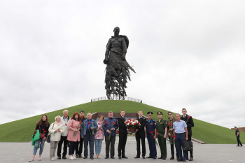 изображение_Новости_delegatsiya-universiteta-posetila-rzhevskiy-memorial-sovetskomu-soldatu