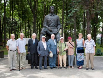 изображение_Новости_po-dobroy-traditsii-sbor-byl-naznachen-u-pamyatnika-osnovatelyu-alma-mater-akademiku-i-m-gubkinu