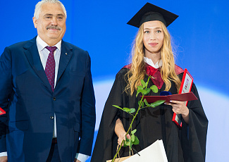 Фонд выпускников-губкинцев поздравил лучших выпускников памятными значками
