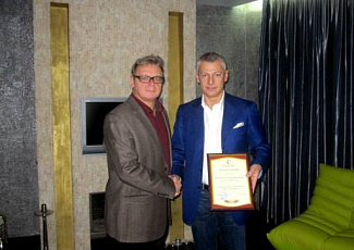 В преддверие Нового 2011 года директор Фонда выпускников-губкинцев Сергей Виряскин 