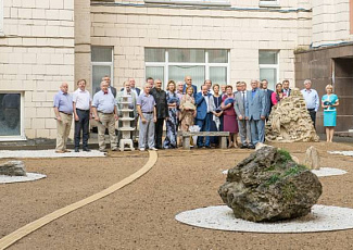  В день своего юбилея член правления Фонда выпускников-губкинцев профессор Алексей Лопатин подарил Alma mater «японский сад камней»