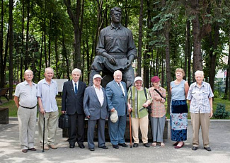 По доброй традиции сбор был назначен у памятника основателю Alma mater академику И.М. Губкину
