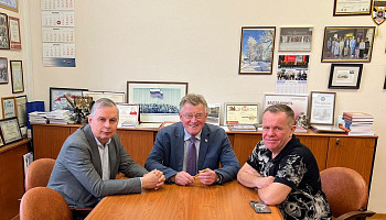 изображение_Новости_vypuskniki-khimiki-vnesli-vznosy-na-renovatsiyu-uchebnoy-laboratorii