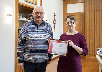 Ректор университета профессор Виктор Мартынов вручил молодому преподавателю Ирине Китаевой Сертификат на обладание грантом ректора 