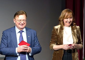 Руководители Фонда Сергей Виряскин и Гульнара Ракипова оказали поддержку детям