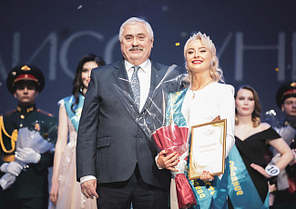 Член Общественного совета Фонда Андрей Третьяков поздравил конкурсанток с победой на конкурсе «Мисс университет – Королева нефть 2022»