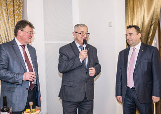Члена Попечительского совета Фонда выпускников-губкинцев Михаила Силина поздравили с 60-летним юбилеем