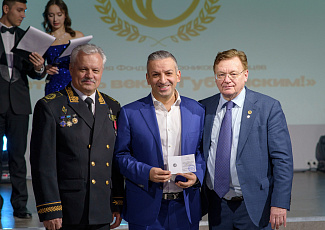 В праздничные дни российского студенчества выпускник Роман Гюлумян поддержал университет 