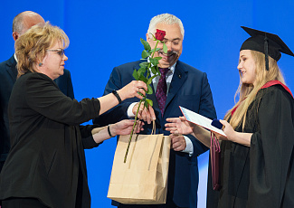 Фонд выпускников-губкинцев поздравил лучших выпускников памятными значками