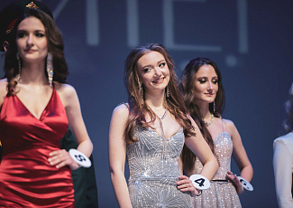 Член Общественного совета Фонда Андрей Третьяков поздравил конкурсанток с победой на конкурсе «Мисс университет – Королева нефть 2022»
