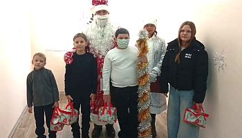 изображение_Новости_ded-moroz-i-snegurochka-vruchili-podarki-fonda-detyam-uchastnikov-svo-