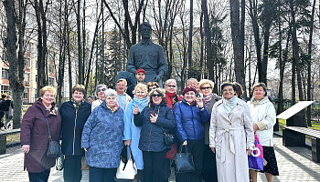 изображение_Новости_vypuskniki-fakulteta-khtie-vstretilis-u-pamyatnika-osnovatelyu-alma-mater