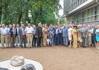  В день своего юбилея член правления Фонда выпускников-губкинцев профессор Алексей Лопатин подарил Alma mater «японский сад камней»