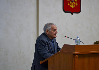 Фонд поздравил с 95-летием факультет экономики и управления 