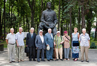 По доброй традиции сбор был назначен у памятника основателю Alma mater академику И.М. Губкину