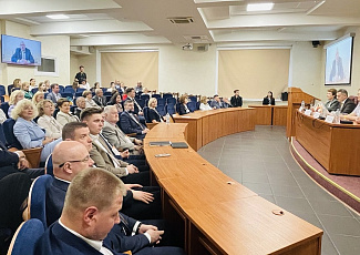 Фонд поздравил с 95-летием факультет экономики и управления 