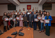 Вручены сертификаты Фонда выпускников-губкинцев молодым преподавателям на получение грантов 